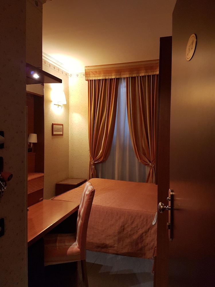 Hotel Dina 37/53