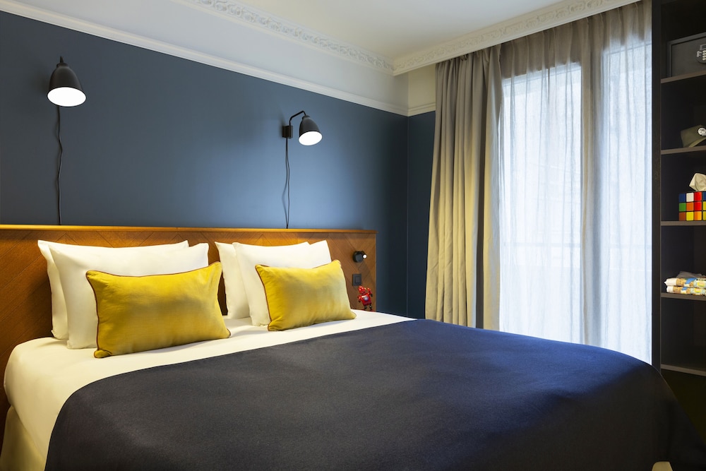 Penthouse, 1 Queen and 4 Single Beds
