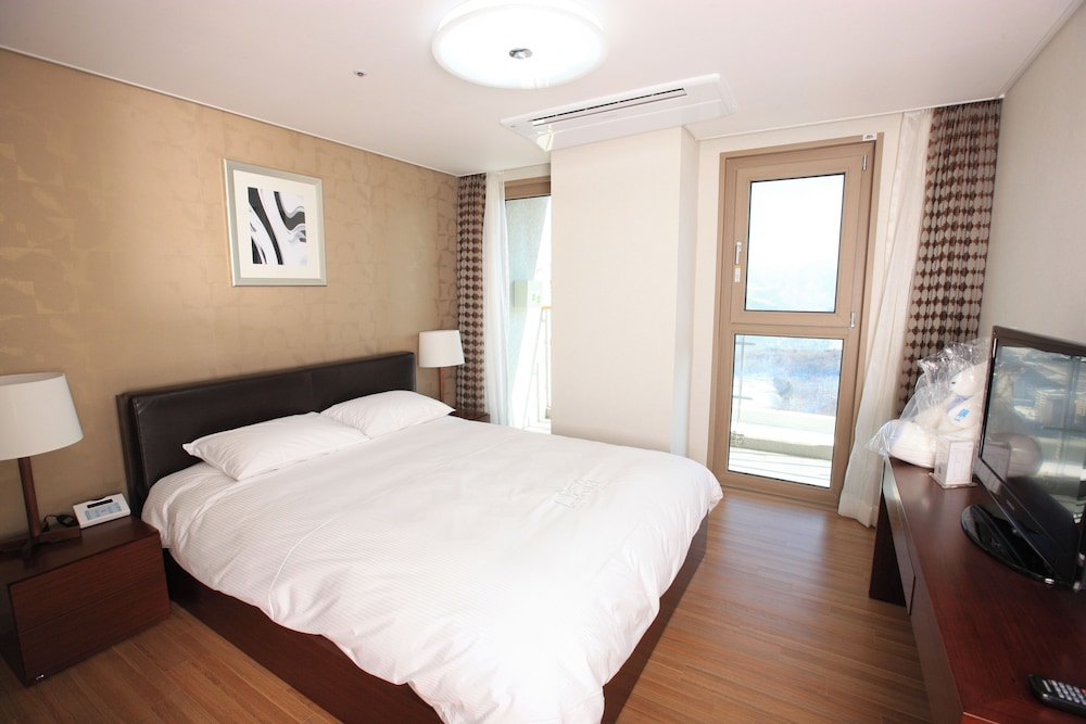 Grand, Mountain, Deluxe, 3 Futon Beds