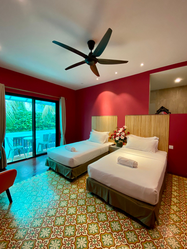 Hollywood, Twin Beds, Balcony