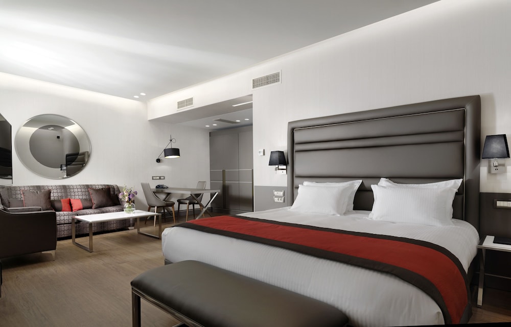 Holiday Suites 19/34