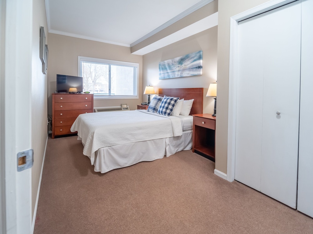 1 Bedroom, Commodore, Suite