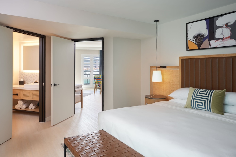 1 Bedroom, Suite, King Bed, Bay View, Balcony