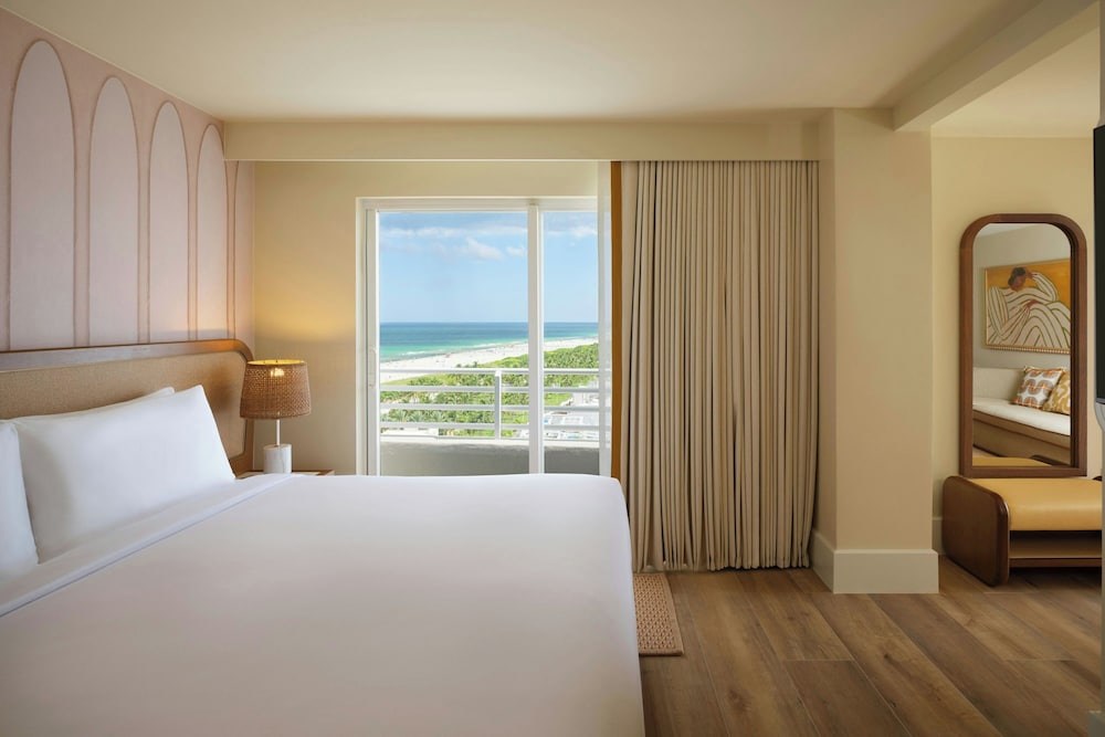 جناح جونيور ركني بسرير كينج بإطلالة على المدينة بشرفة، Royal Palm South Beach Miami, a Tribute Portfolio Resort 2/8