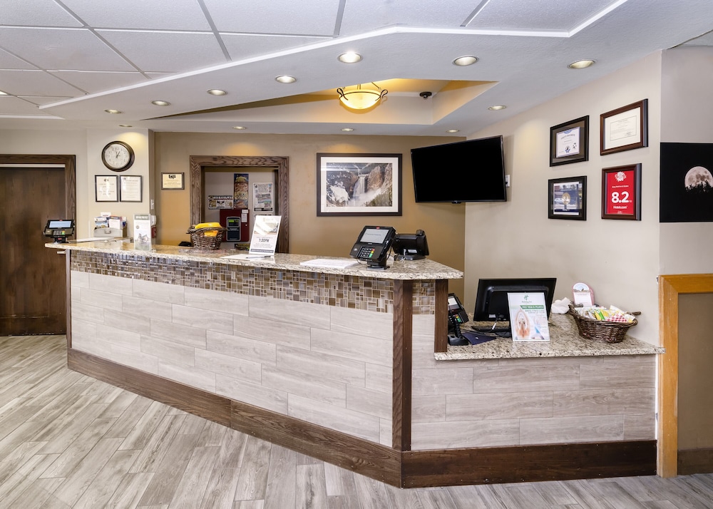 Gray Wolf Inn And Suites 16/67