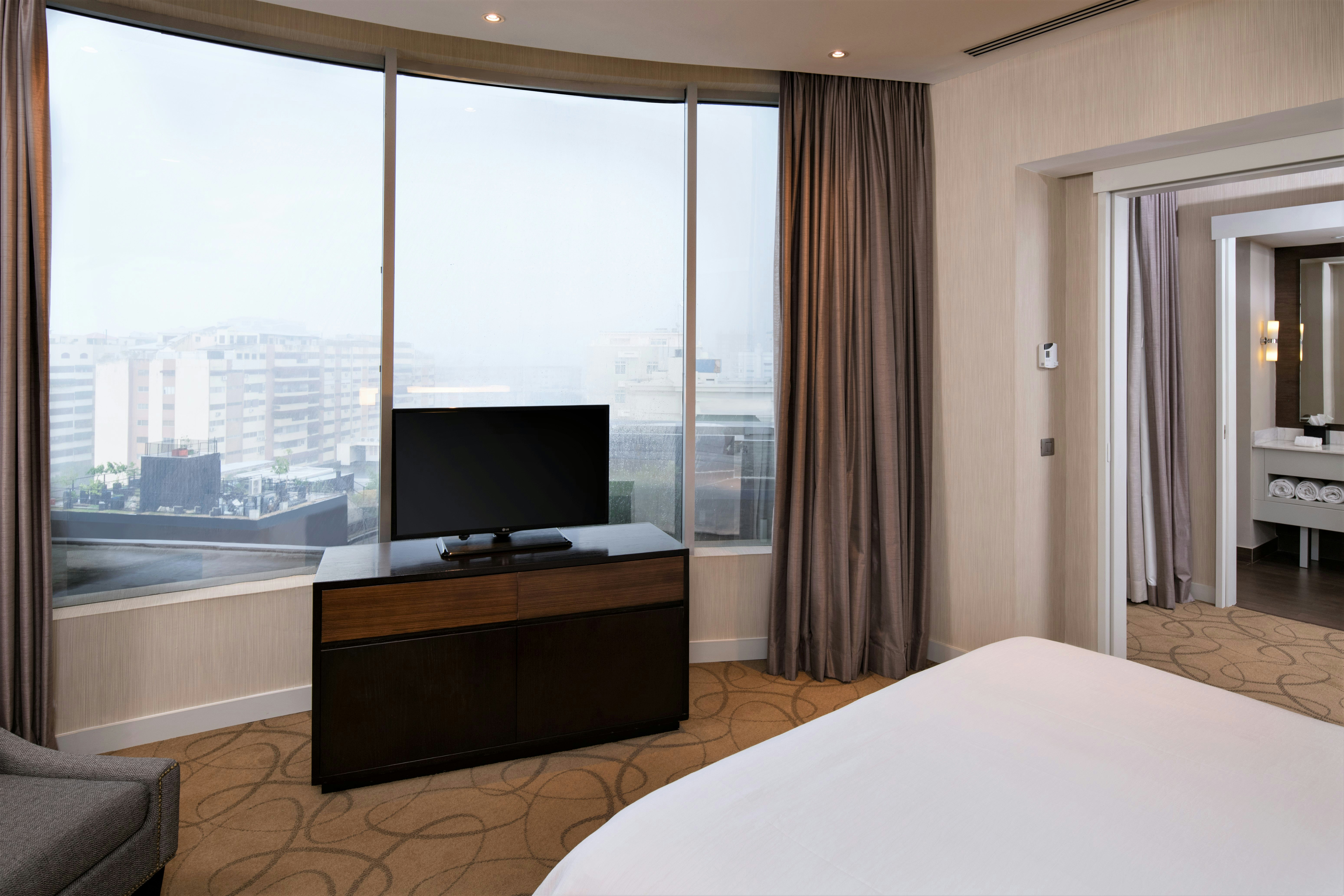 1 BEDROOM, SUITE, KING BED, ACCESSIBLE