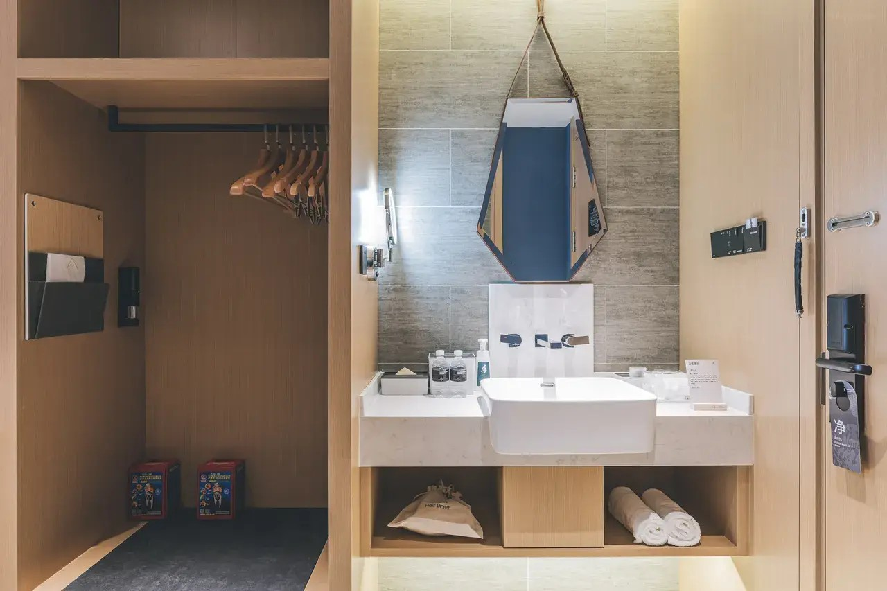 Atour Hotel Shanghai Jiading Jiangqiao Jiayi Road subway station 18/20