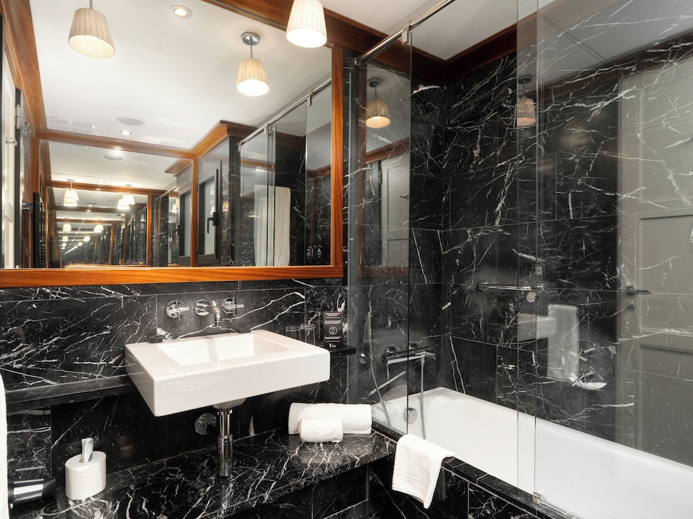 غرفة قياسية بسرير كوين، U232 Hotel 5/8
