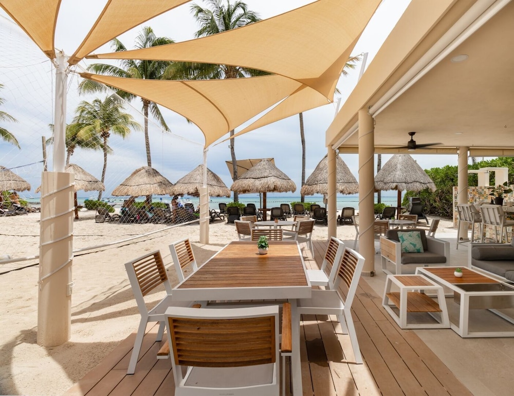 The Elements Oceanfront & Beachside Condo Hotel 33/50