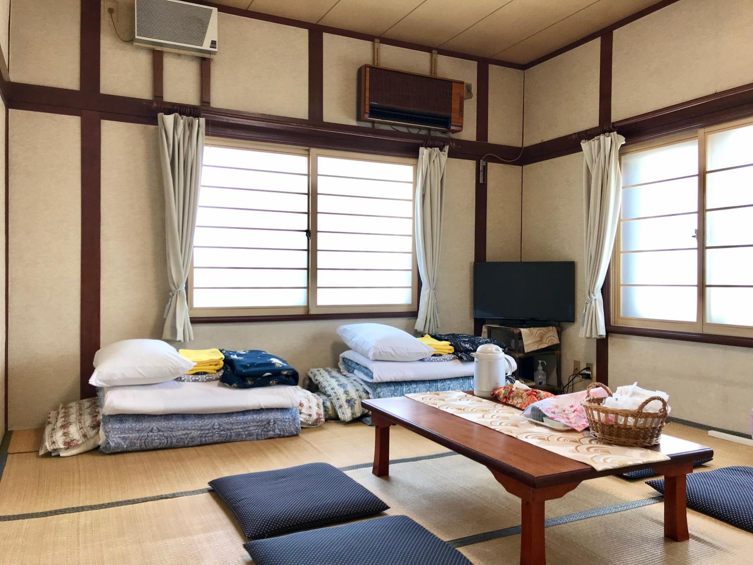 JAPANESE, FAMILY, SHARED BATHROOM