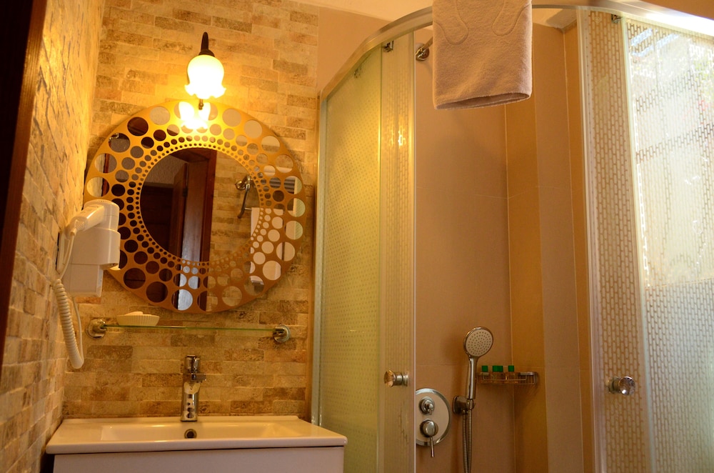 Ada Bacchus Hotel 50/50