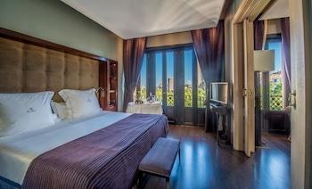 Senior, Suite, City View