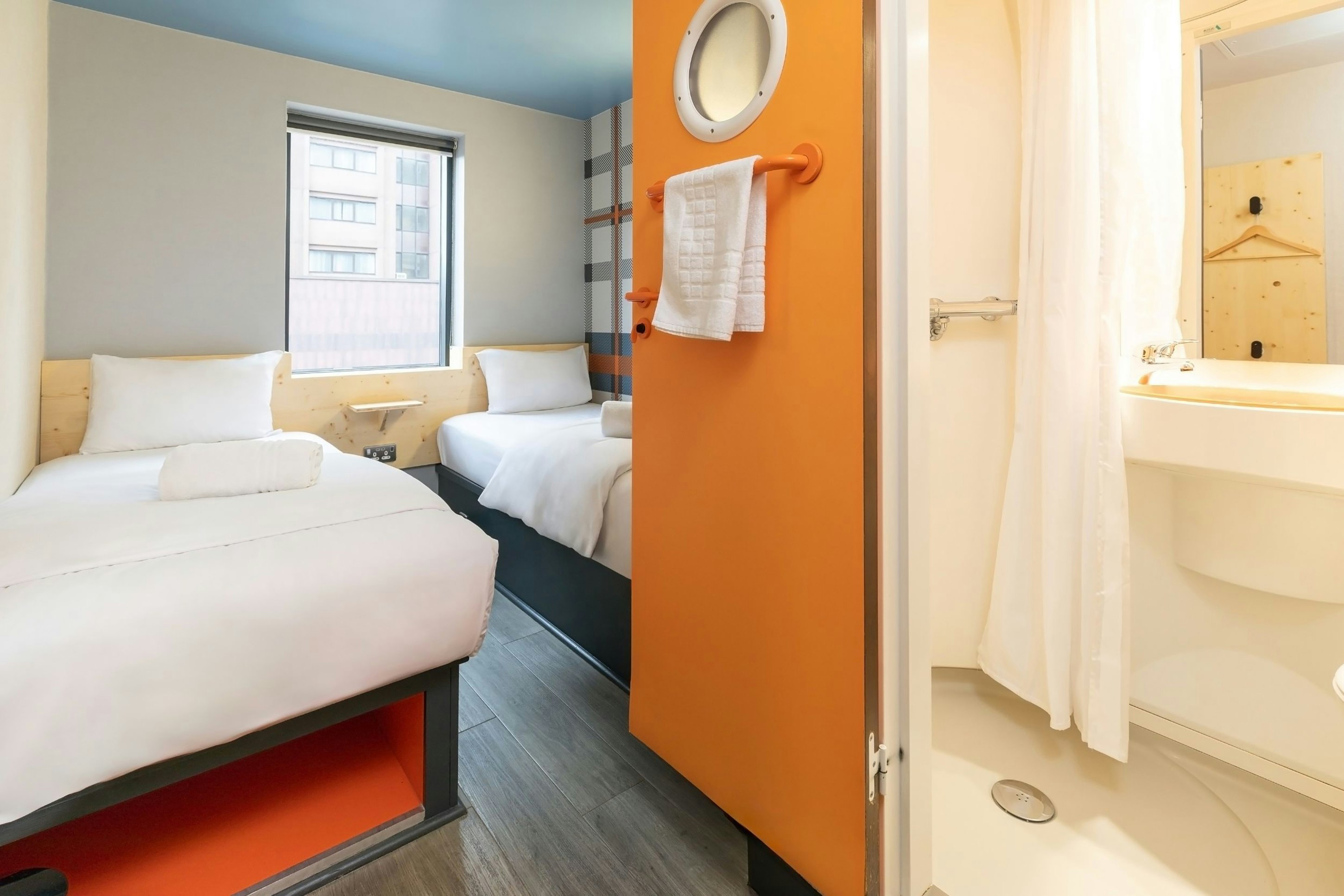 easyHotel Glasgow City 18/19