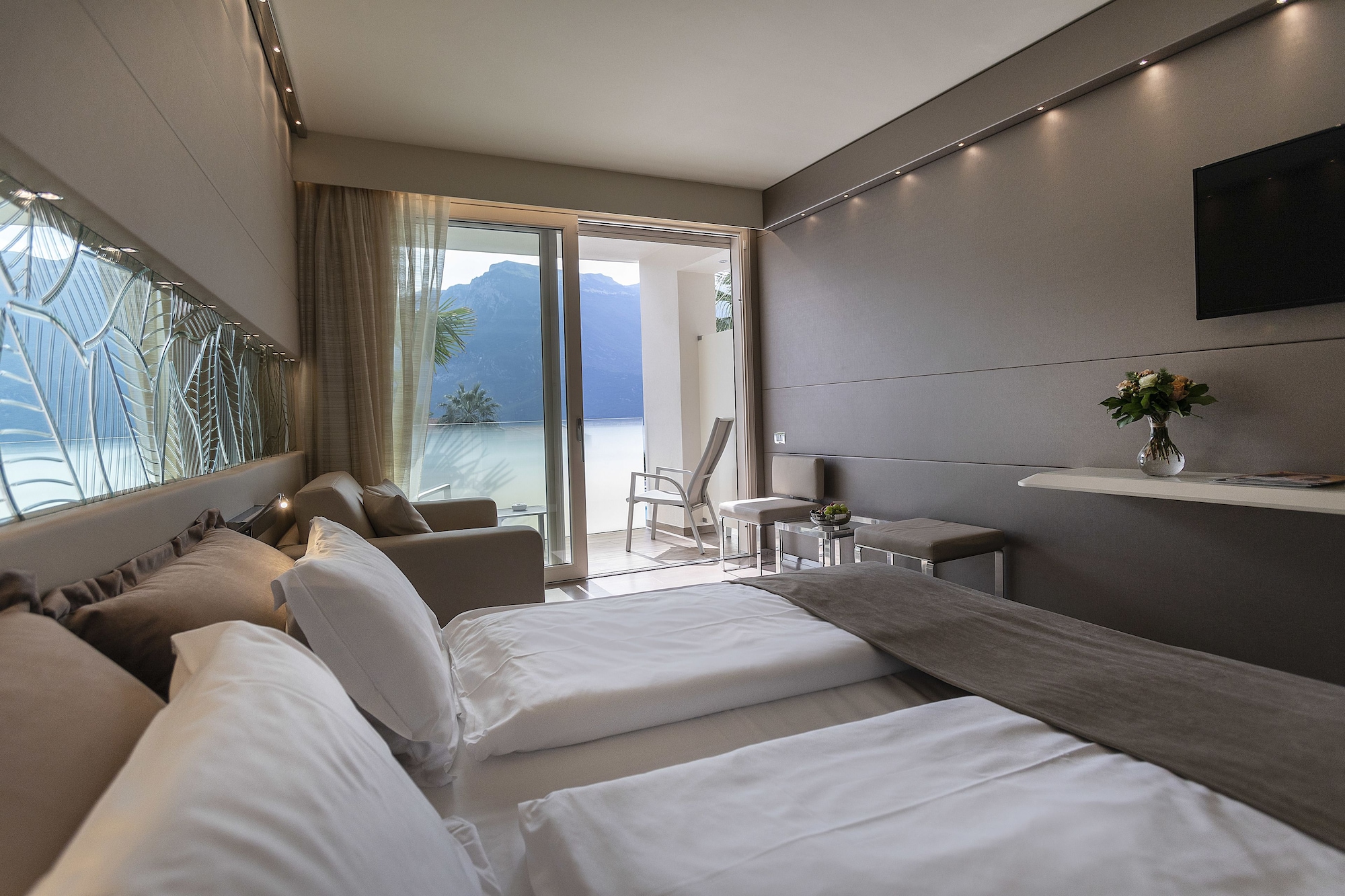 Junior Suite, Double Bed, Partial Lake View