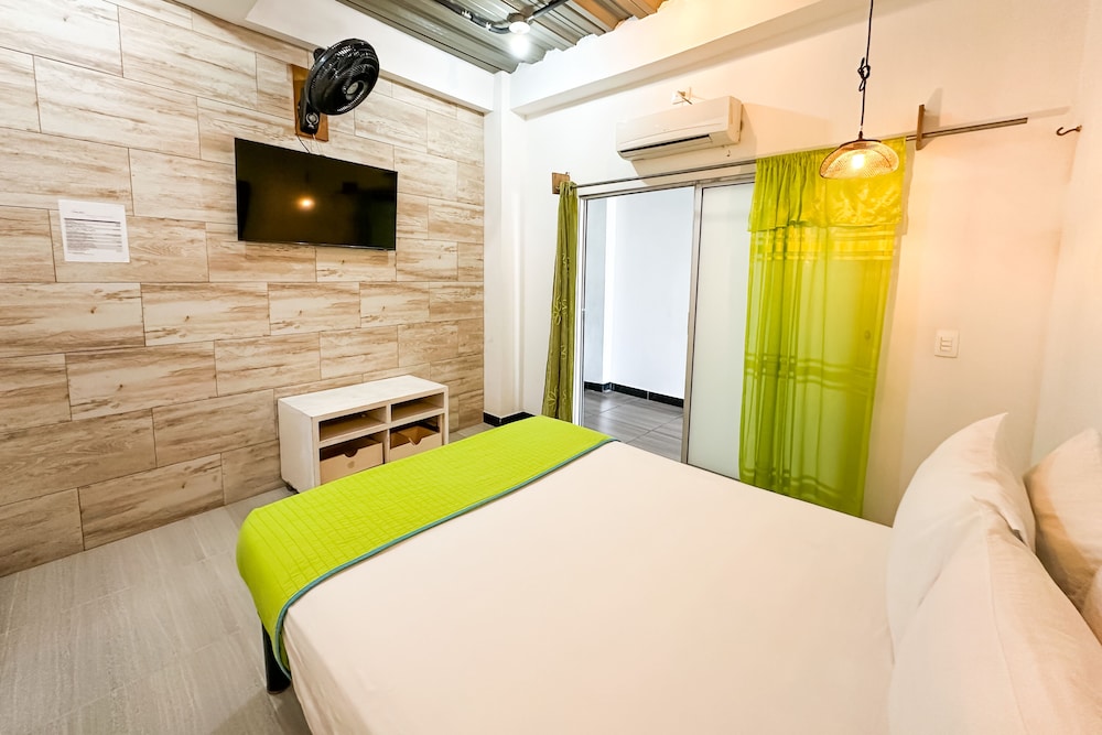 ROOM, DOUBLE BED