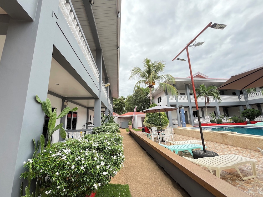 Conrada's Place Hotel And Resort 65/67