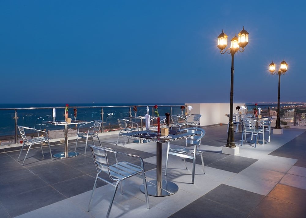 Al Hail Waves Hotel Managed By Centara 70/78