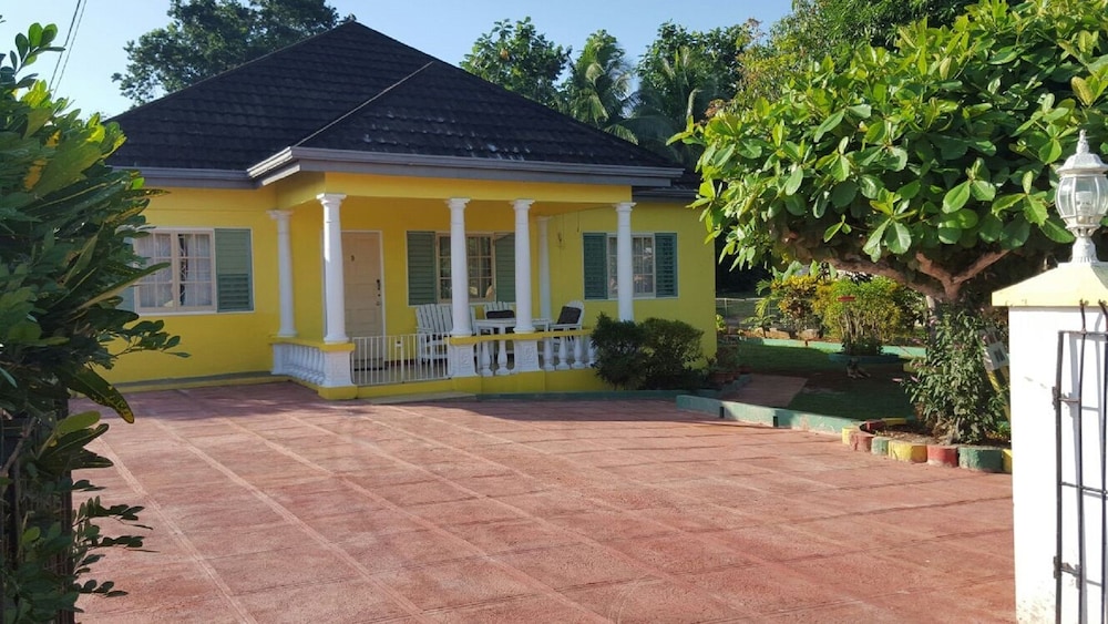 Ocho Rios Almond Tree Villas 14/16