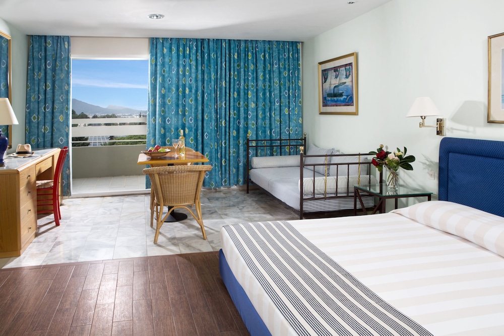 Dionysos Hotel 26/76
