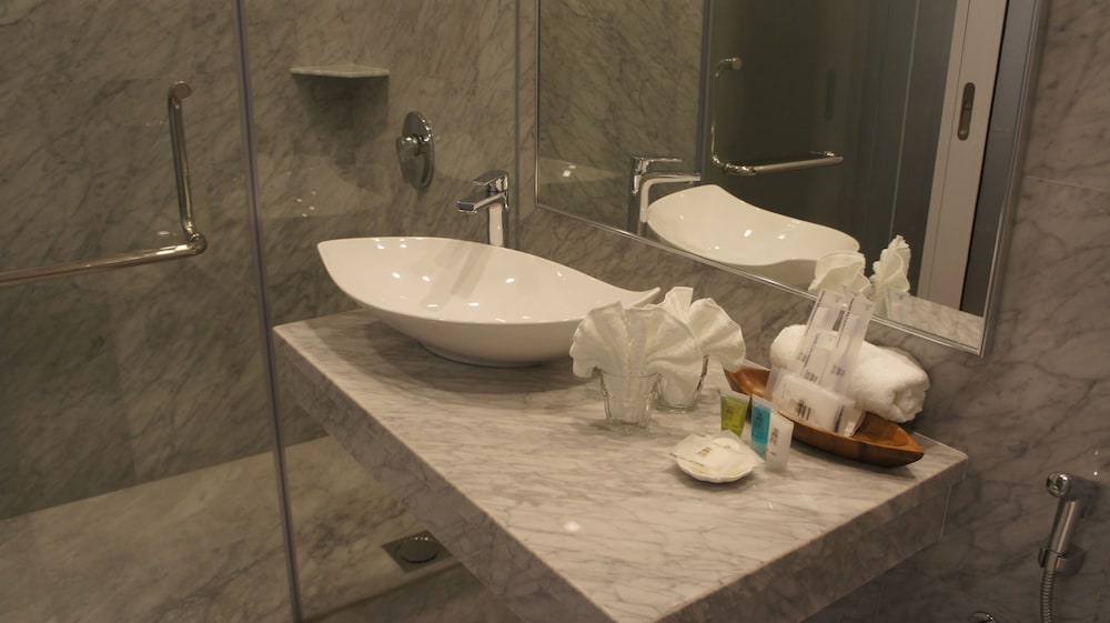 Heeren Straits Hotel 74/75