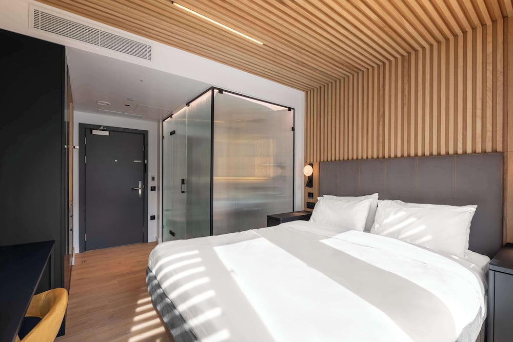 YOTELPAD London Stratford, Select by Hilton 10/50