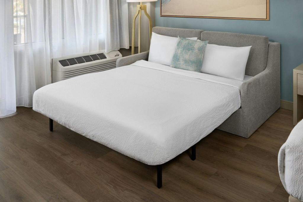 1 Bedroom, Executive, Suite, King Bed, Ocean Front, Sofa, Balcony