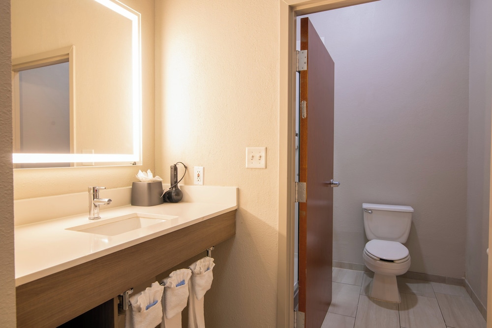 Suite, 2 Queen Beds, Extra Floor Space, Sofa، Holiday Inn Express Hotel Suites College Station 5/7