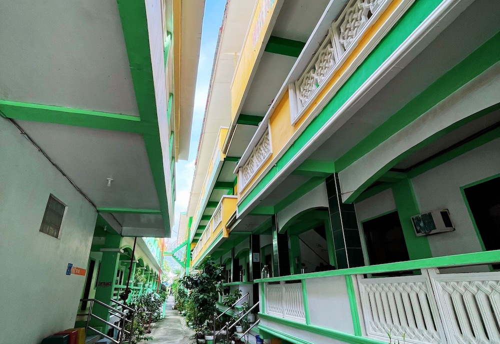 White Beach Hotel Bar And Restaurant 9/90