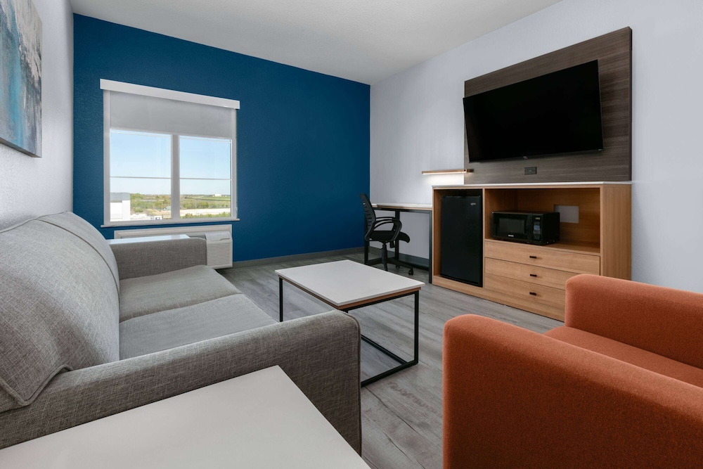La Quinta Inn and Suites by Wyndham Ft. Worth - Burleson 38/53