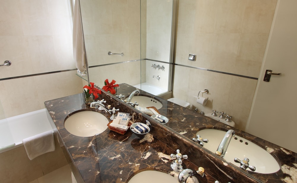 SUITE, KING BED