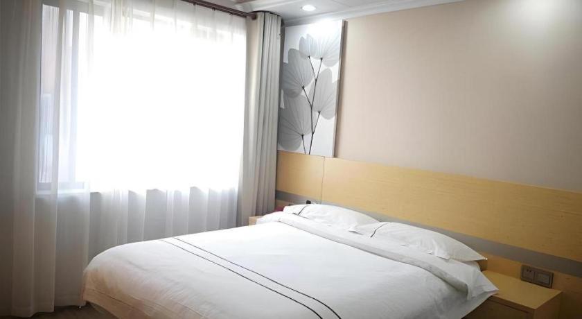 GreenTree Inn Express Shanghai Baoshan District Youyi Road Metro Station 28/46
