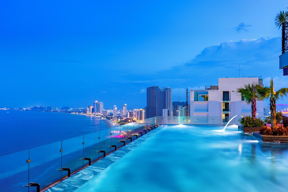 Peninsula Hotel Danang 46/48