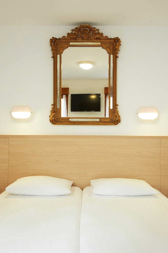 HOTEL DARCET 37/51