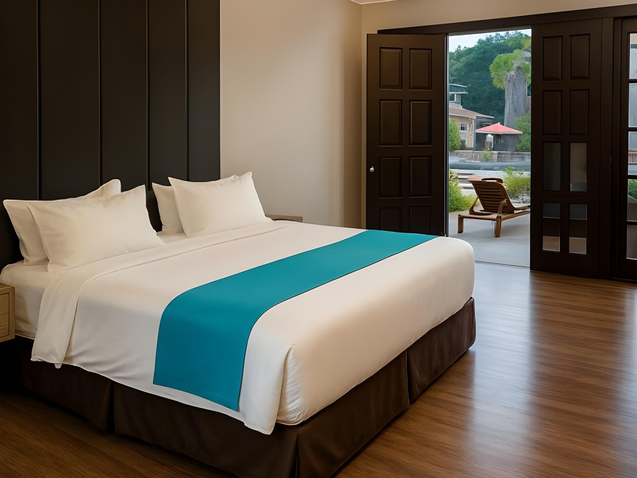 Suite, King Bed, Pool Access