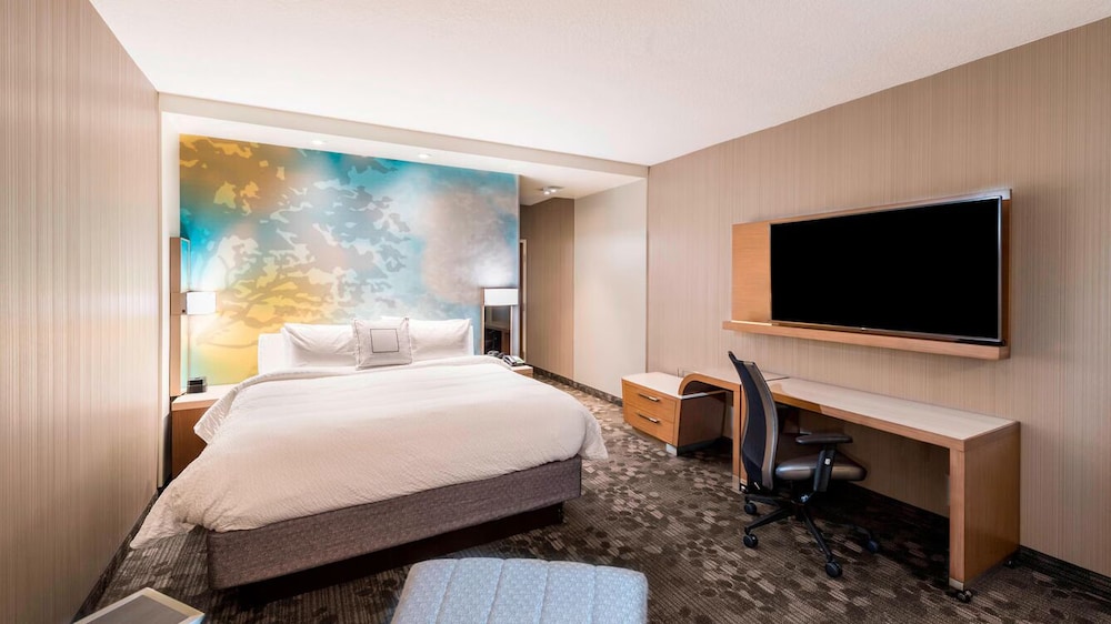 ROOM, KING BED, SOFA, CORNER, ACCESSIBLE