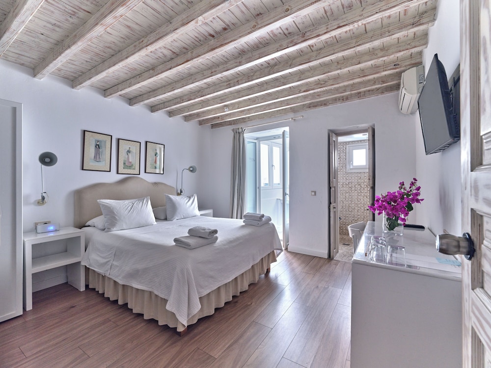 Suite, Queen Bed, 2 Sofa