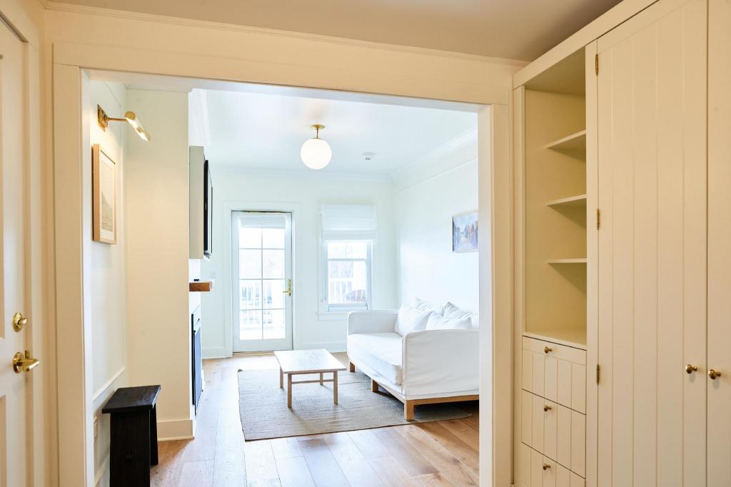 Cottage, Suite, King Bed, The Lake House on Canandaigua 2/2