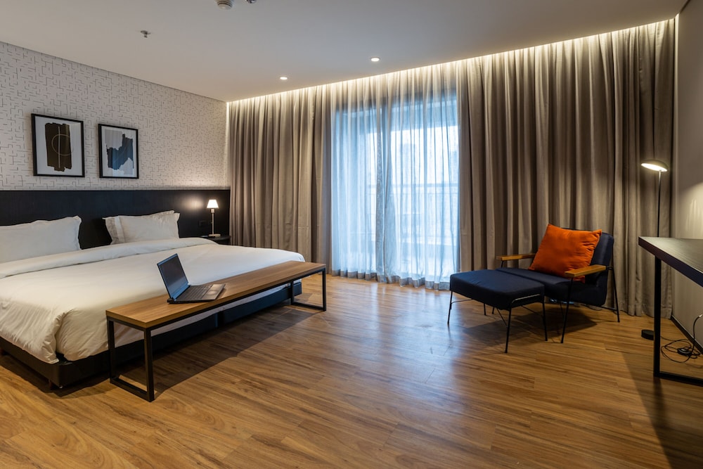 PREMIUM, KING BED, ACCESSIBLE