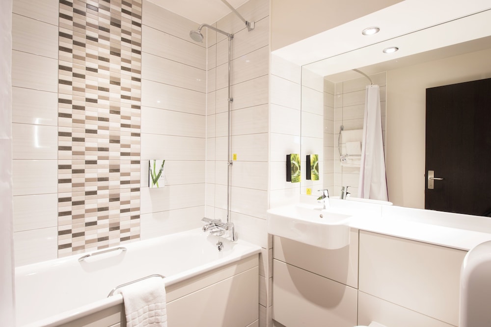 Premier Inn Farnborough Town Centre hotel 27/27