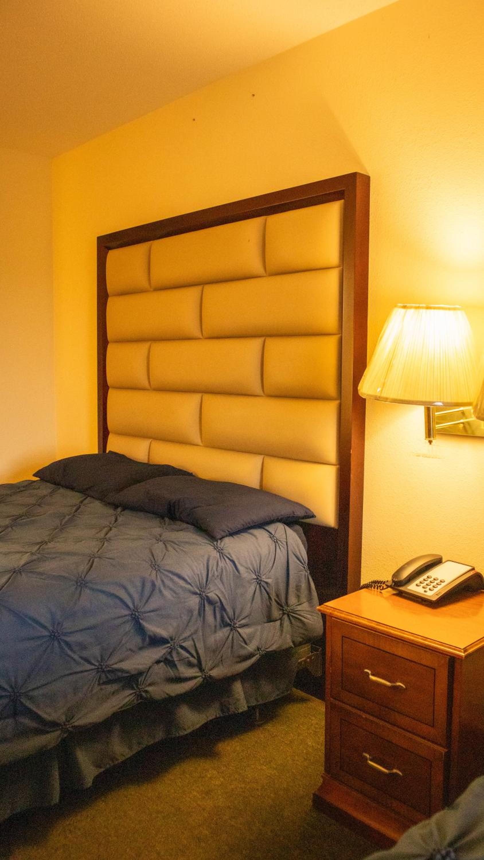 DAYS INN YANCEYVILLE 16/32