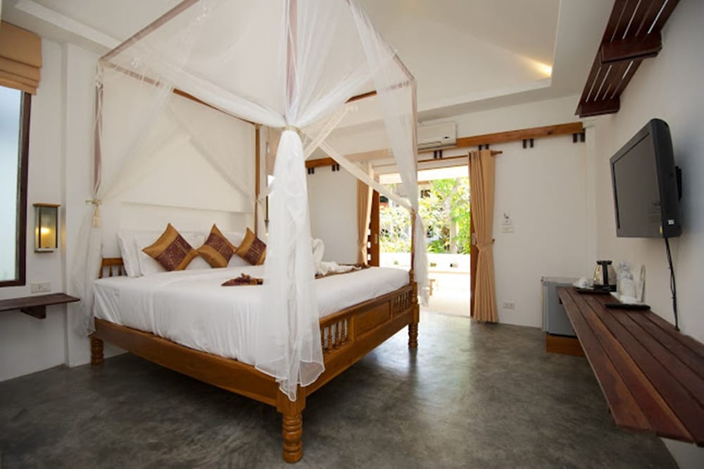 Sunshine Beach Resort 18/100