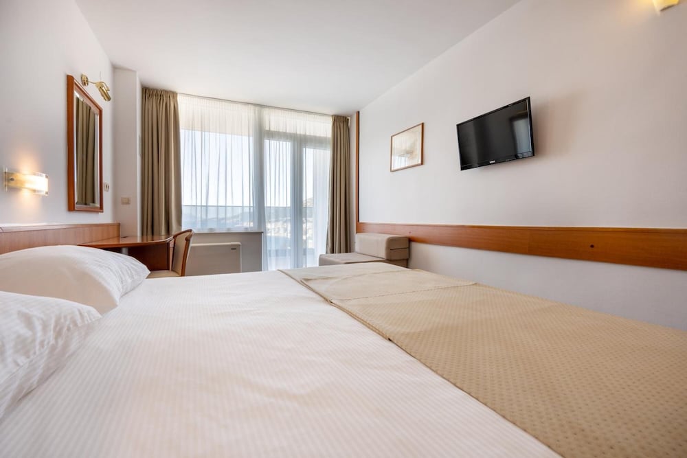 Hotel Sunce 3/16
