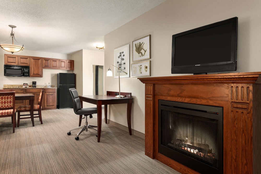Country Inn & Suites by Radisson Kansas City at Village West KS 19/21
