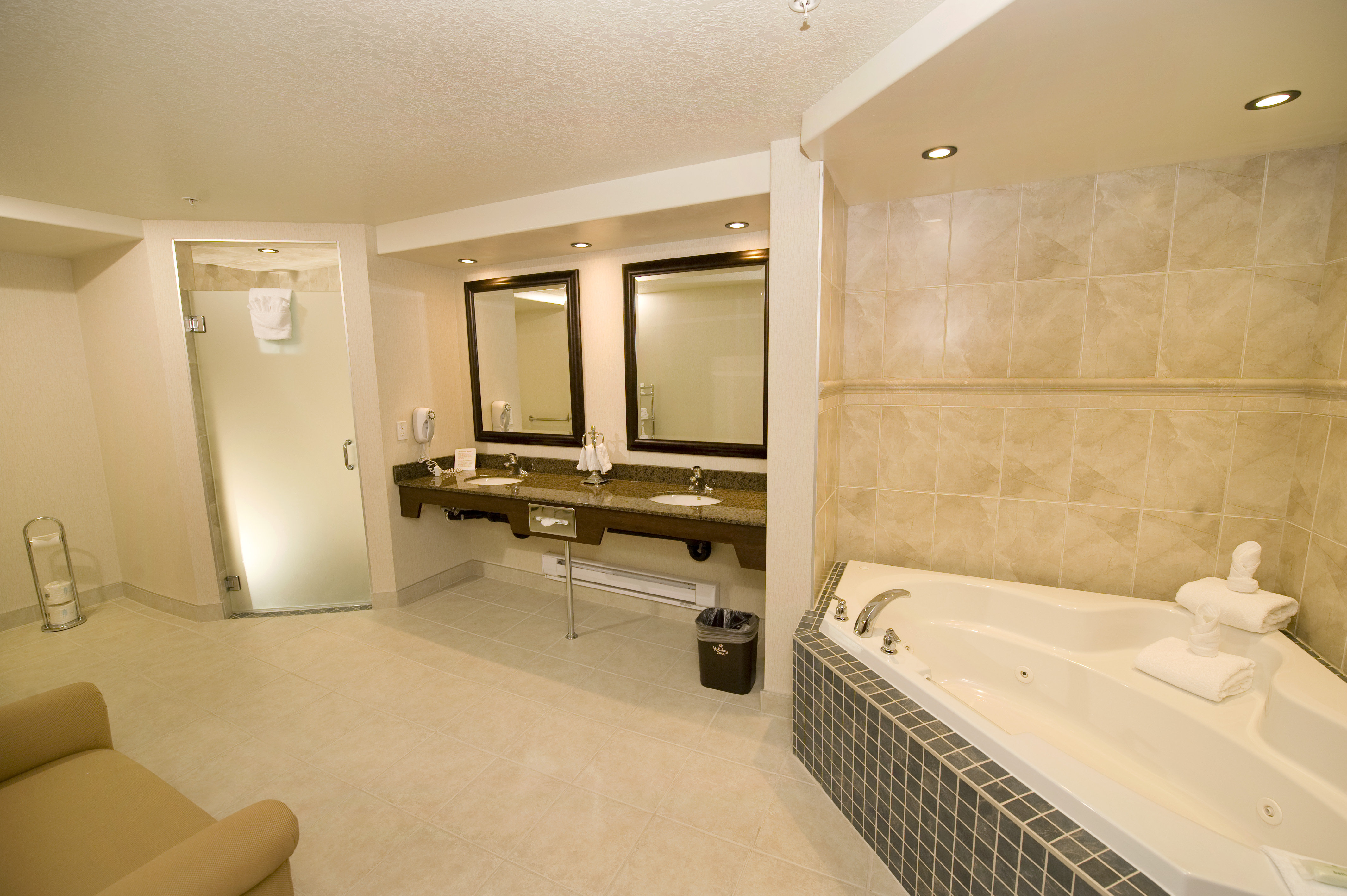 جناح بسرير كينج بمنطقة جلوس، Holiday Inn Hotel & Suites West Edmonton 2/3