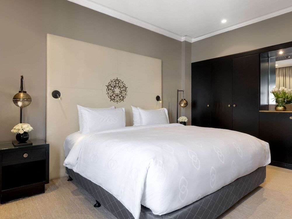 Club, Deluxe, King Bed, Partial Haram View, Plaza View
