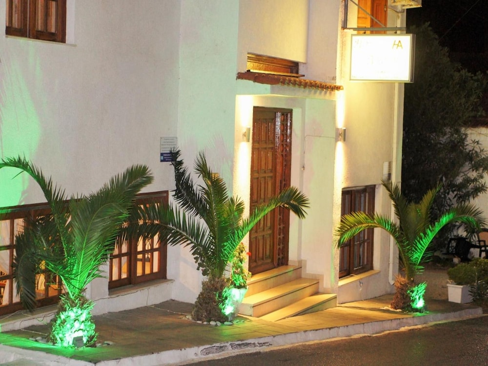 Anthemis Hotel 3/40