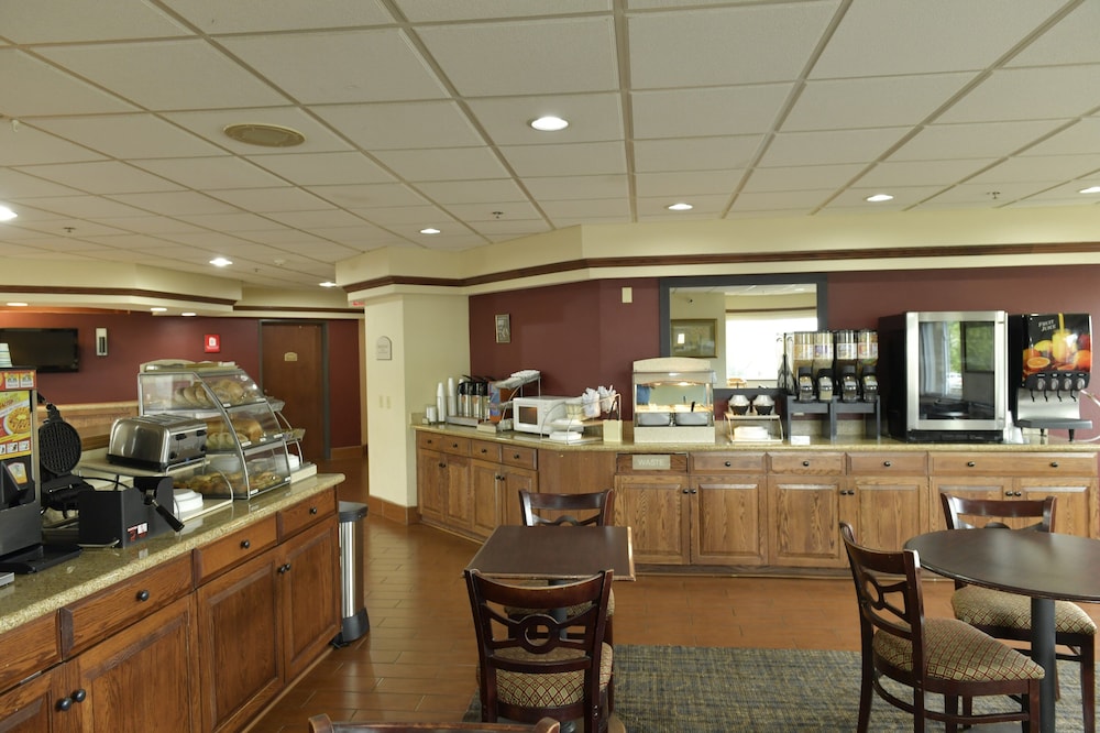 Baymont Inn & Suites by Wyndham Lincoln NE 33/47