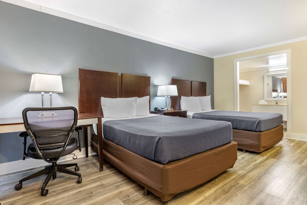 Econo Lodge Conway Central 14/27
