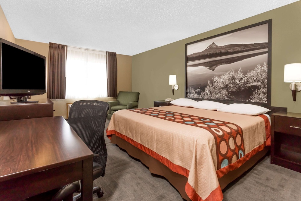 Super 8 by Wyndham LaGrande 17/36