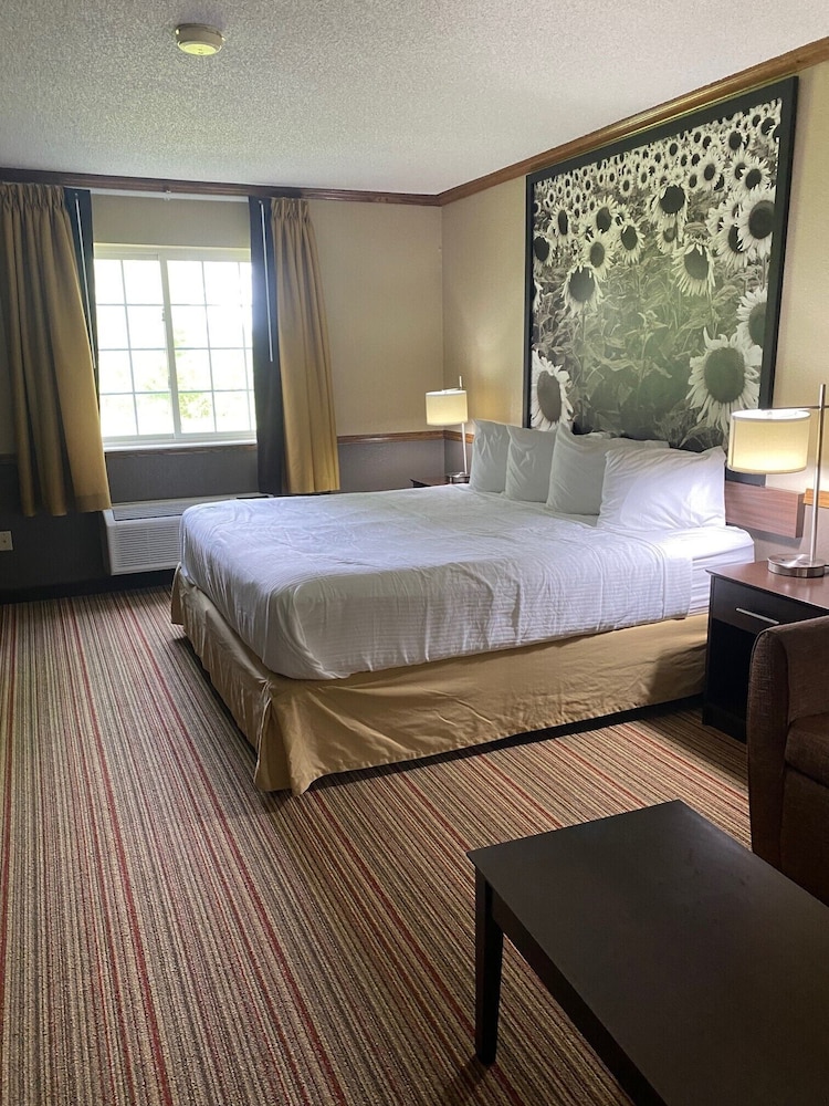 Super 8 by Wyndham New Hampton 9/32
